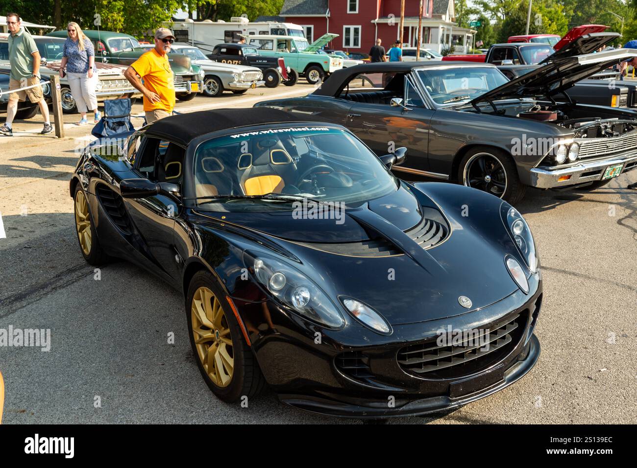 Ein 2007er Lotus Elise S2 72D Cabriolet in Schwarz und Gold auf einer Automobilausstellung in Auburn, Indiana, USA. Stockfoto