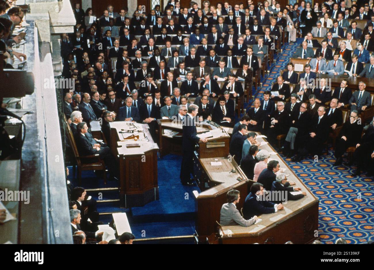 US-Präsident Jimmy Carter hält seine Rede zur Lage der Union vor einer gemeinsamen Sitzung des US-Kongresses im US-Kapitol in Washington, DC am Mittwoch, den 23. Januar 1980. In seinen Ausführungen sagte der Präsident dem Kongress, er sei bereit, militärische Gewalt einzusetzen, um die „lebenswichtigen Interessen“ der USA am Persischen Golf zu schützen, und forderte auch die Wiederaufnahme der Registrierung für den militärischen Entwurf. Quelle: Howard L. Sachs / CNP / MediaPunch Stockfoto