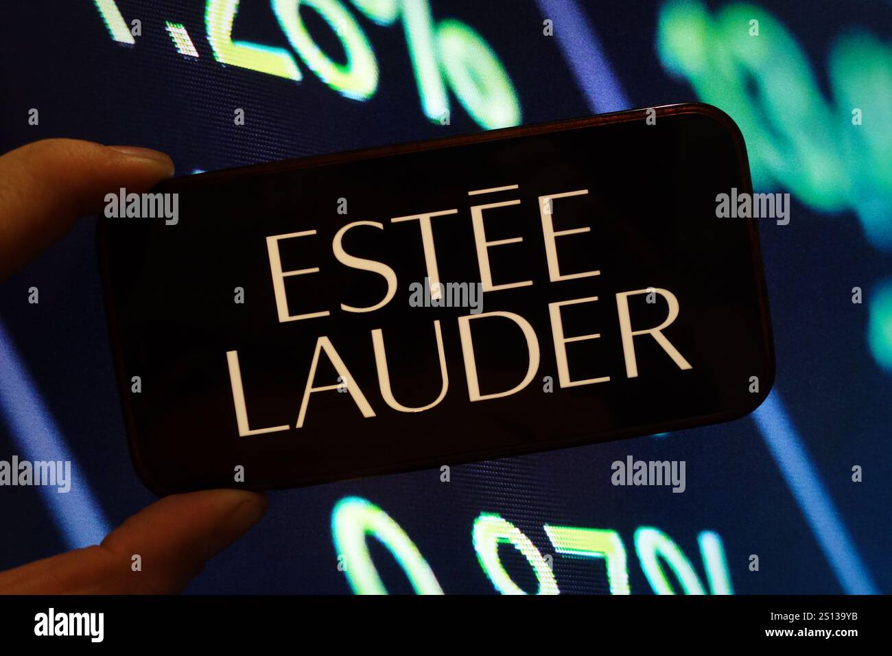 Polen. Dezember 2024. In dieser Fotoabbildung wird das Firmenlogo von Estee Lauder auf einem Smartphone-Bildschirm angezeigt. (Foto: Piotr SWAT/SOPA Images/SIPA USA) *** ausschließlich für redaktionelle Nachrichten *** Credit: SIPA USA/Alamy Live News Stockfoto