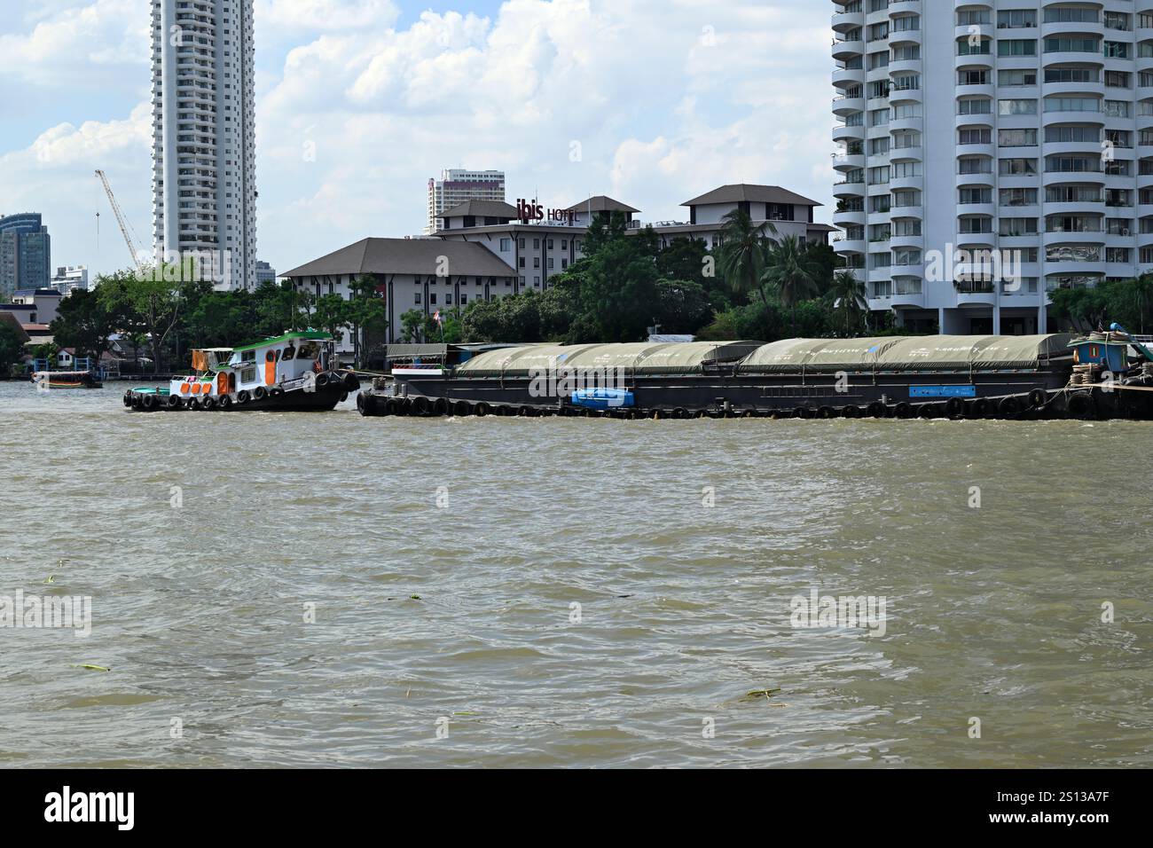 Der Chao Phraya River ist zentral für Bangkoks wasserbasiertes Transportsystem. Stockfoto
