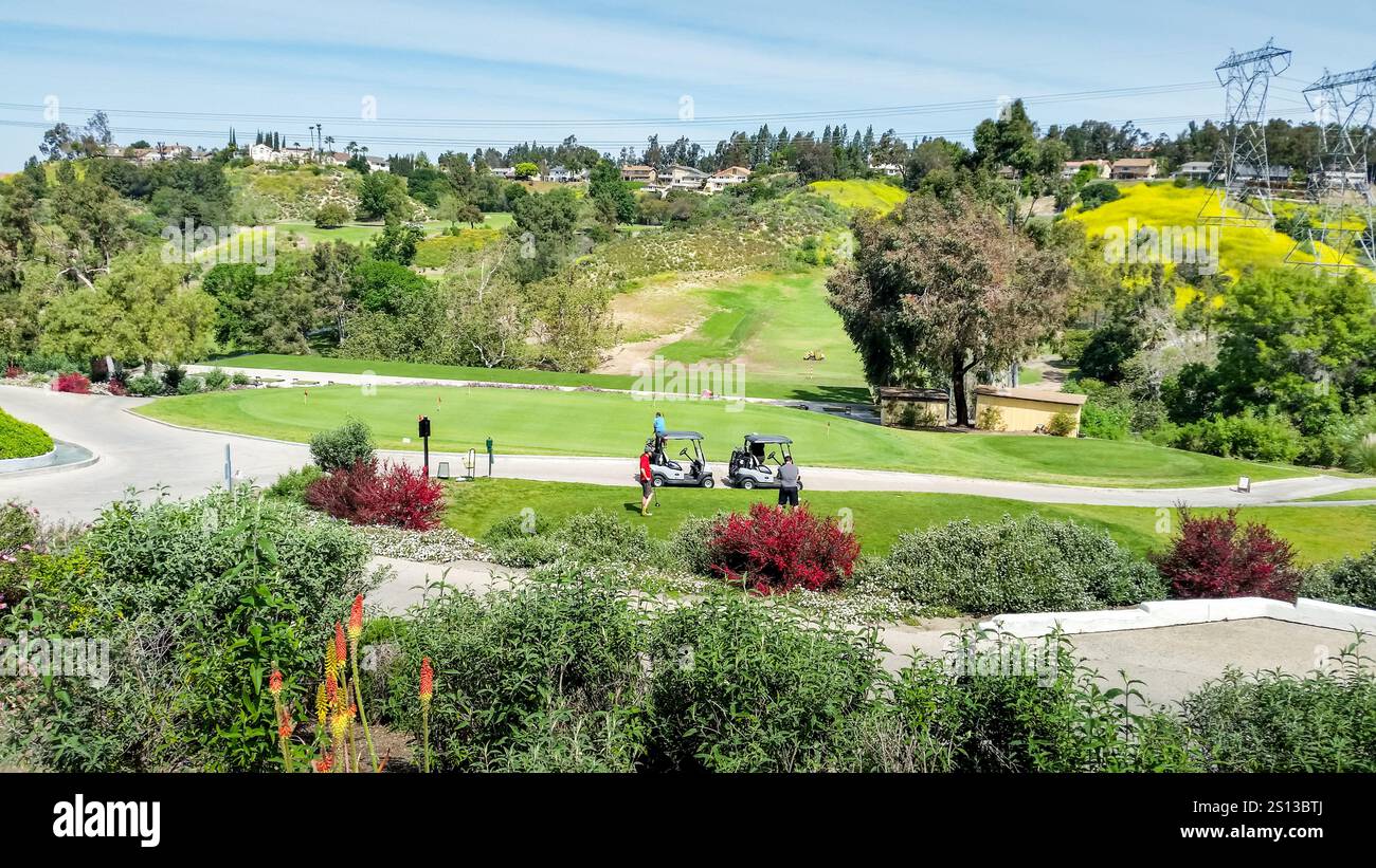 Auf einem landschaftlich reizvollen Golfplatz können Gäste Golf spielen und Karren fahren. Stockfoto