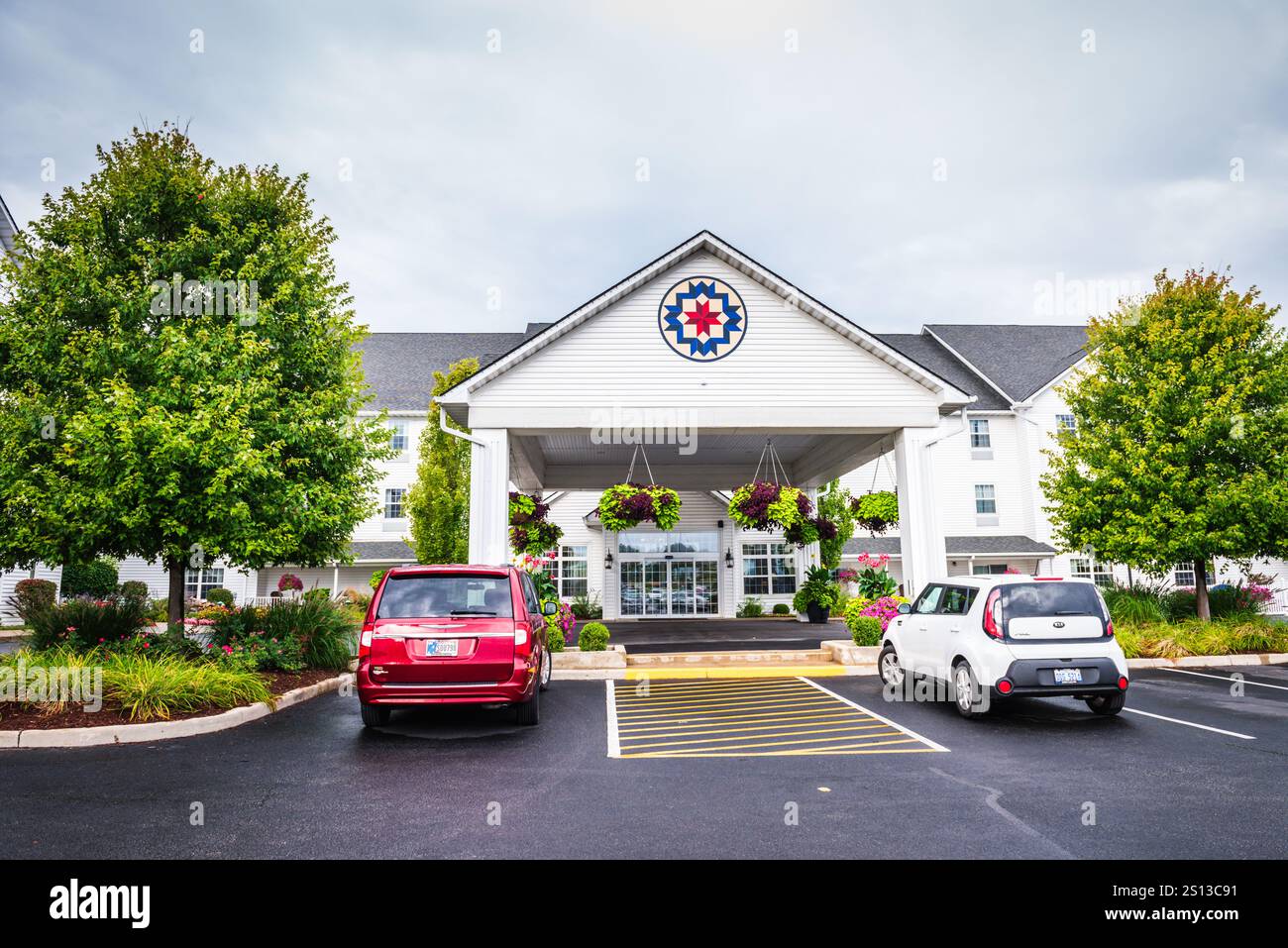 Shipshewana, INI USA - 28. August 2017: Vordereingang zum Farmstead Inn and Conference Center in Shipshewana, Indiana. Stockfoto