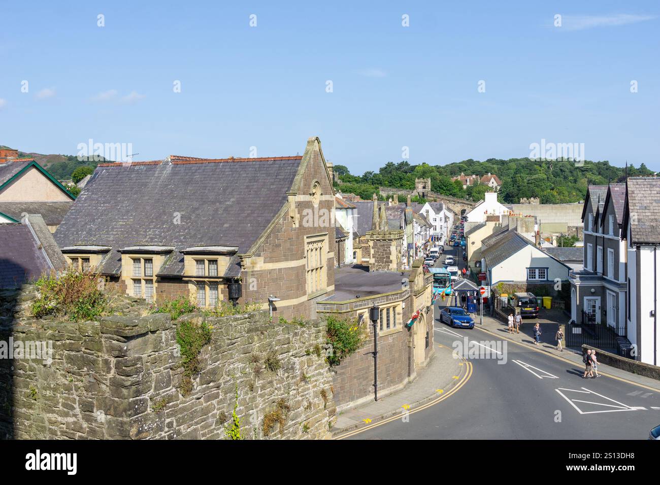 Conwy Wales - Juli 31 2024; Narrow Street in der mittelalterlichen europäischen Stadt im Vereinigten Königreich. Stockfoto