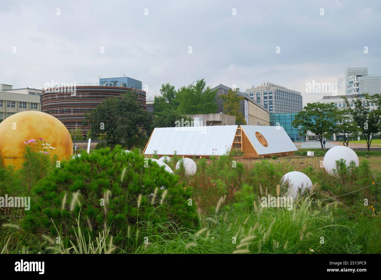 Einige der Strukturen, Kugeln, Kugeln in der Show. Im temporären Land Architecture Land Urbanism Park in Seoul, Südkorea. Stockfoto