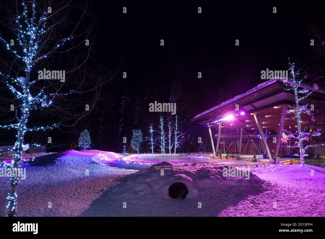 Whistler Downtown im Winter - wunderschönes alpines Skidorf mit schneebedeckten Häusern, Cafés, Geschäften, Skatingring und verschiedenen Aktivitäten. Kanada Skitour Stockfoto