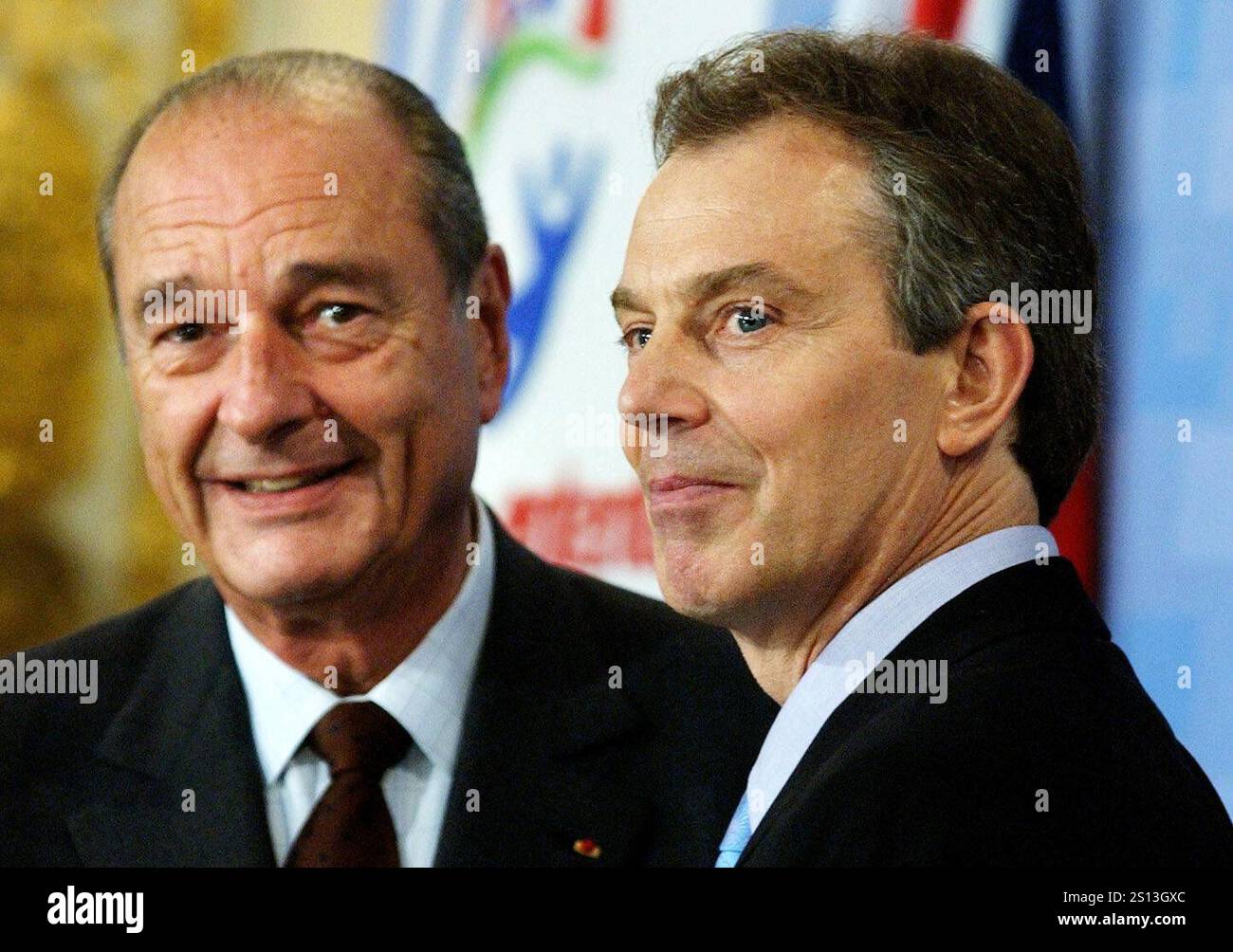 Aktenfoto vom 24. Mai 11/2003 von Premierminister Tony Blair und dem französischen Präsidenten Jacques Chirac während einer Pressekonferenz im Lancaster House im Zentrum von London. Der italienische Premierminister Silvio Berlusconi verhielt sich wie ein "gezündeter Liebhaber", nachdem er aus den Gesprächen zwischen Tony Blair und den Führern Frankreichs und Deutschlands ausgeschlossen wurde. Die im Nationalarchiv in Kew im Westen Londons veröffentlichten Papiere zeigen, dass der extravagante italienische Führer so aufgebracht war, von einem trilateralen Gipfel der drei europäischen Großmächte ausgeschlossen zu werden, dass er damit drohte, die britische EU-Rebellion in Frage zu stellen Stockfoto