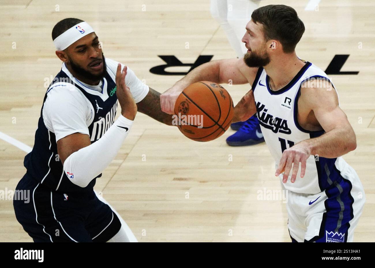 Sacramento, USA. Dezember 2024 30. Domantas Sabonis (R) von Sacramento Kings tritt am 30. Dezember 2024 im NBA-Spiel zwischen Sacramento Kings und Dallas Mavericks an. Quelle: Wu Xiaoling/Xinhua/Alamy Live News Stockfoto