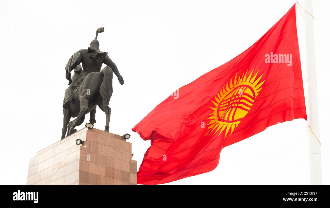 Statue von manas und kirgisische Flagge auf dem Ala-Too-Platz. Das Epos des Manas ist ein langwieriges und traditionelles Epos des kirgisischen Volkes im Osten und Cent Stockfoto
