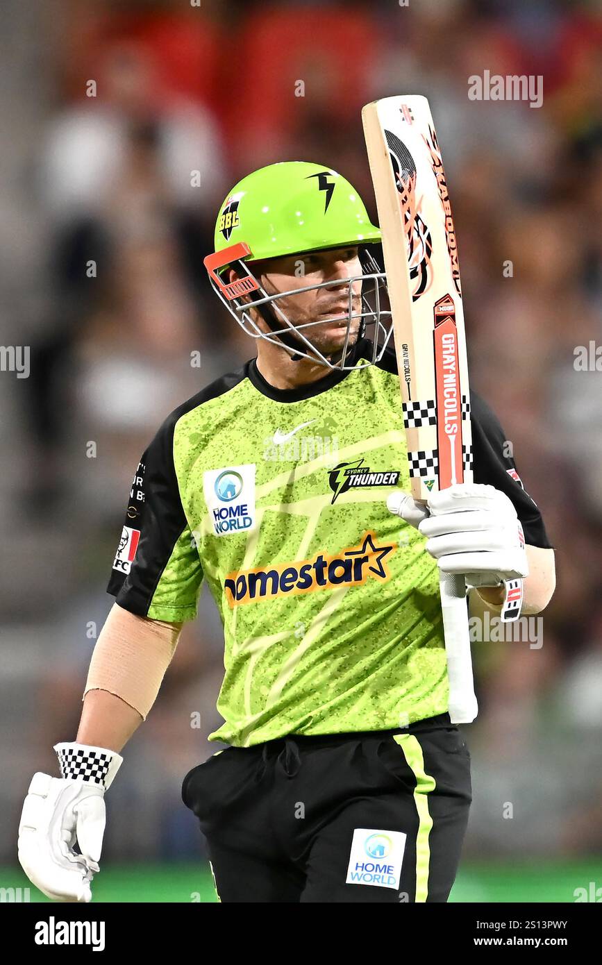 Sydney, Australien. Dezember 2024 30. David Warner von Sydney Thunder setzt seine Fledermaus aus, um seinen Halbjahrhunderteabschluss (50 Runs) während des Big Bash League Spiels zwischen Sydney Thunder und Melbourne Renegades im ENGIE Stadium zu feiern. Sydney Thunder gewinnt ihr Spiel in der Big Bash League gegen Melbourne Renegades im ENGIE Stadium mit 8 Runs. Sydney Thunder: 156/4 (20 Overs), Melbourne Renegades 148/8 (20 Overs). (Foto: Ayush Kumar/SOPA Images/SIPA USA) Credit: SIPA USA/Alamy Live News Stockfoto