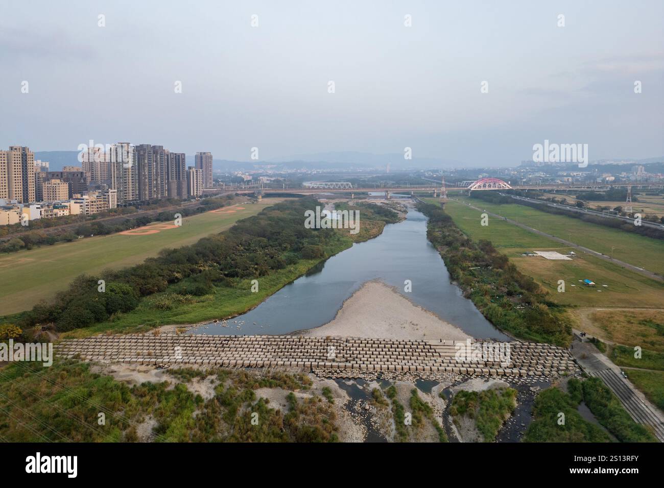 Luftaufnahme von Hsinchu am Fluss Touqian im Norden Taiwans Stockfoto