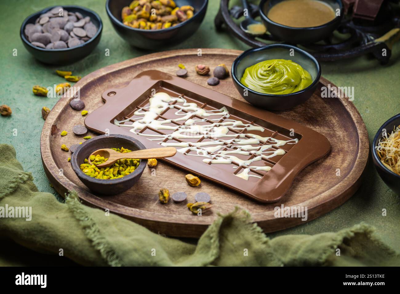 Zubereitung hausgemachter Dubai Schokolade mit Zutaten Stockfoto