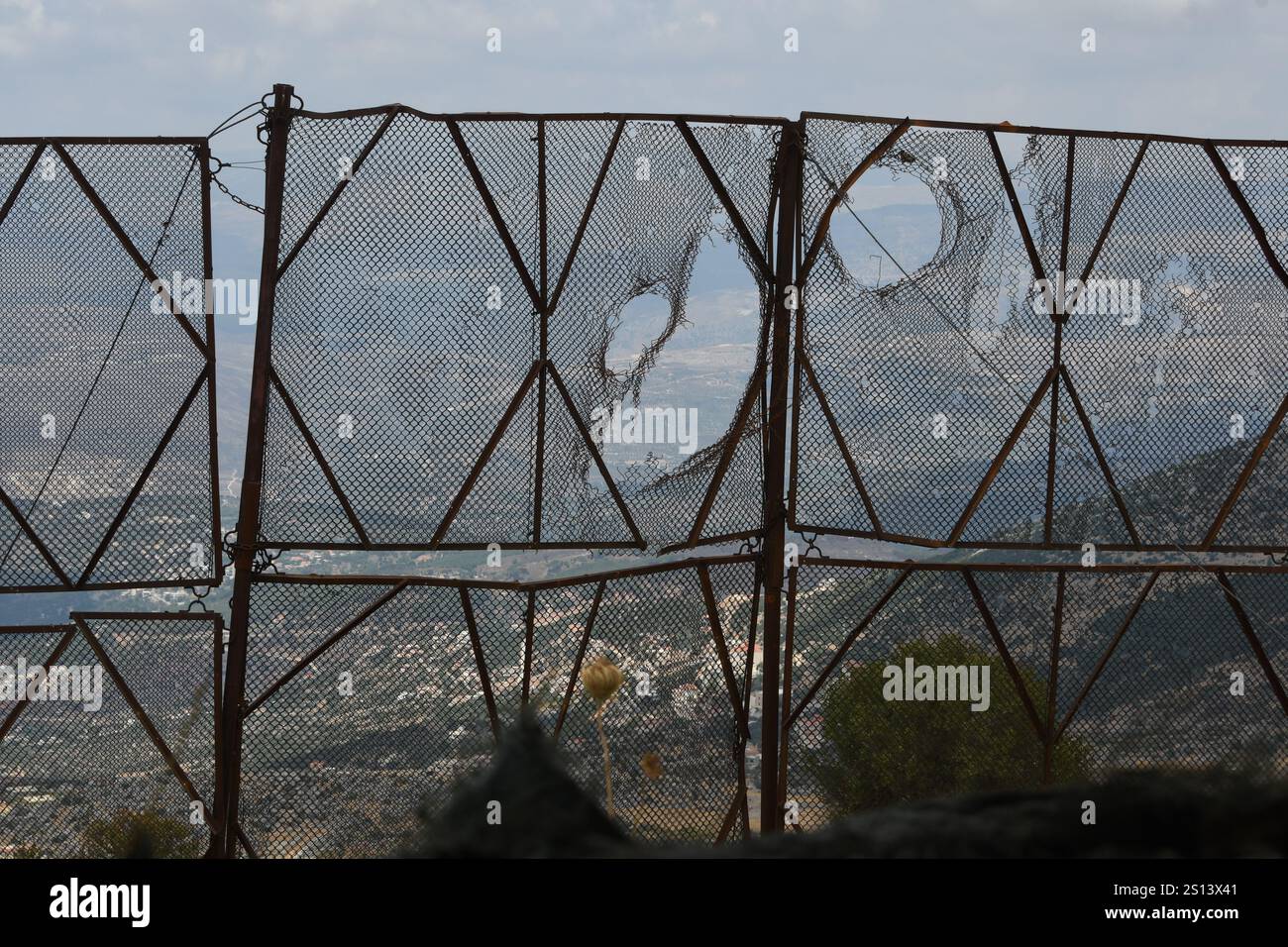 Am 30. August 2024 wurde der militärische Außenposten der IDF an der libanesischen Grenze durch Raketen der Hisbollah beschädigt Stockfoto