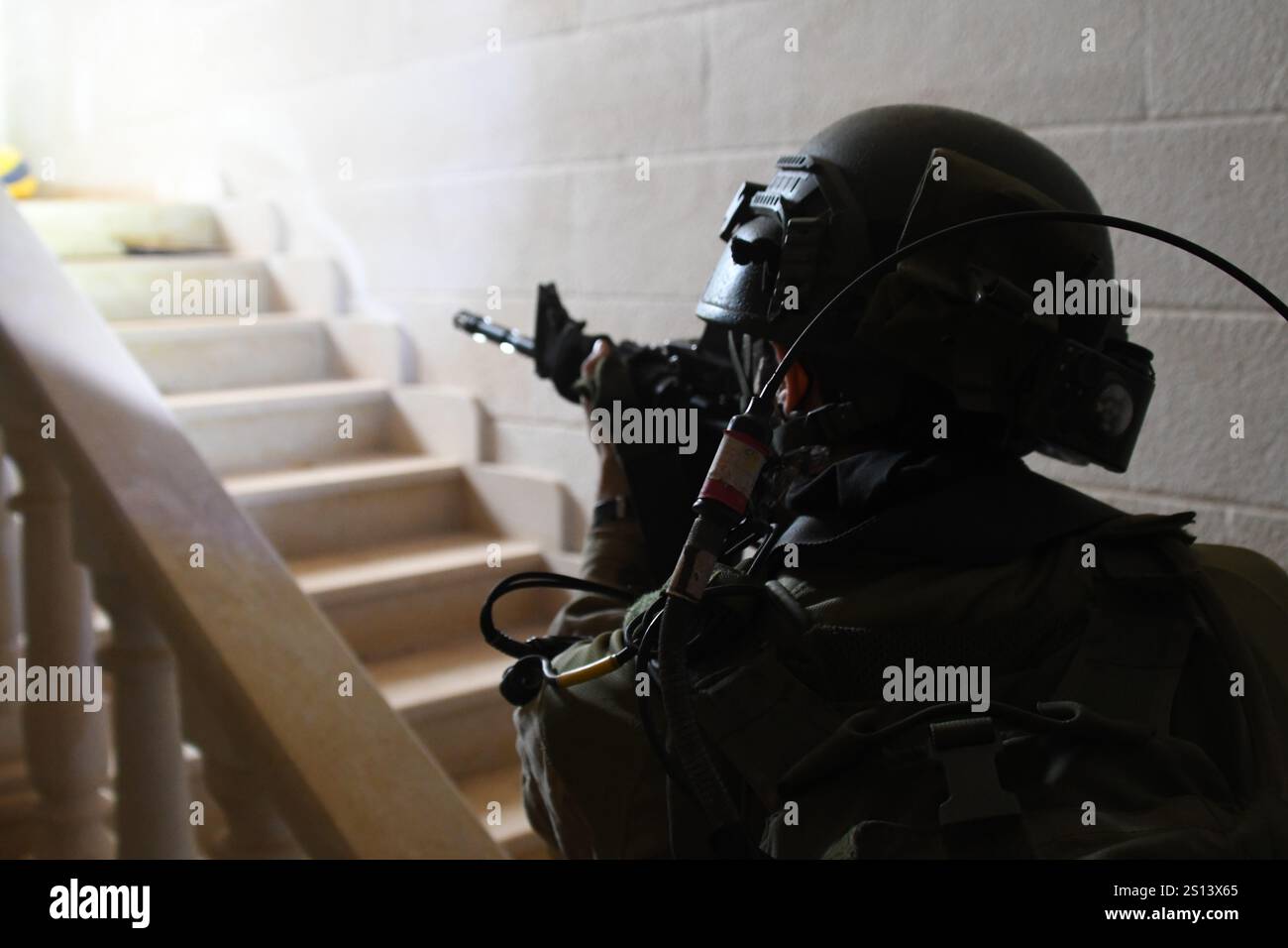 11. September 2024 ein israelischer IDF-Soldat betritt ein Haus im Südlibanon auf der Suche nach Terroristen Stockfoto