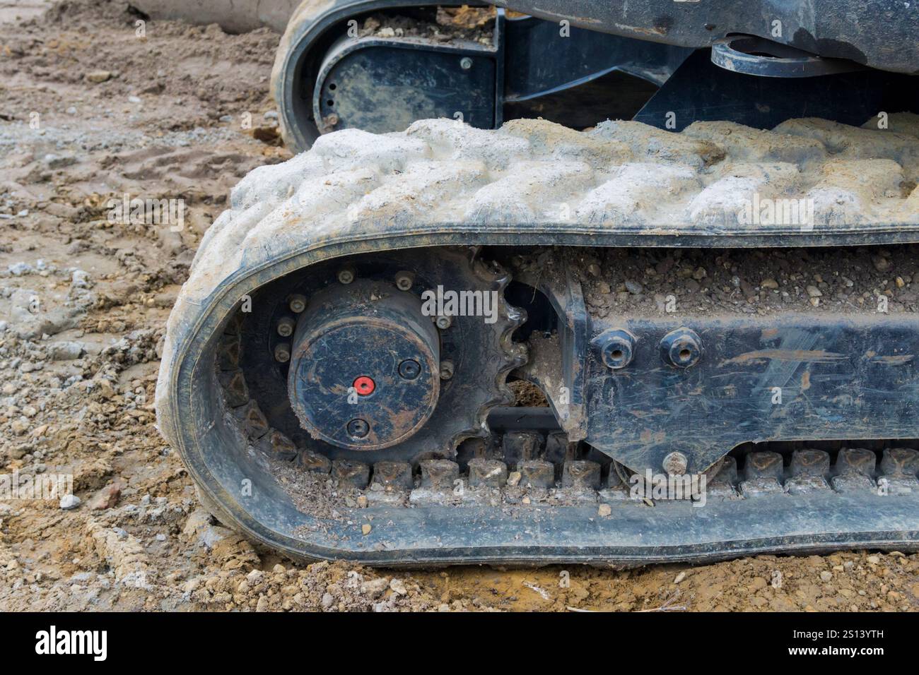 Nahaufnahme von durchgehenden Gummiketten an einem Bagger. Stockfoto