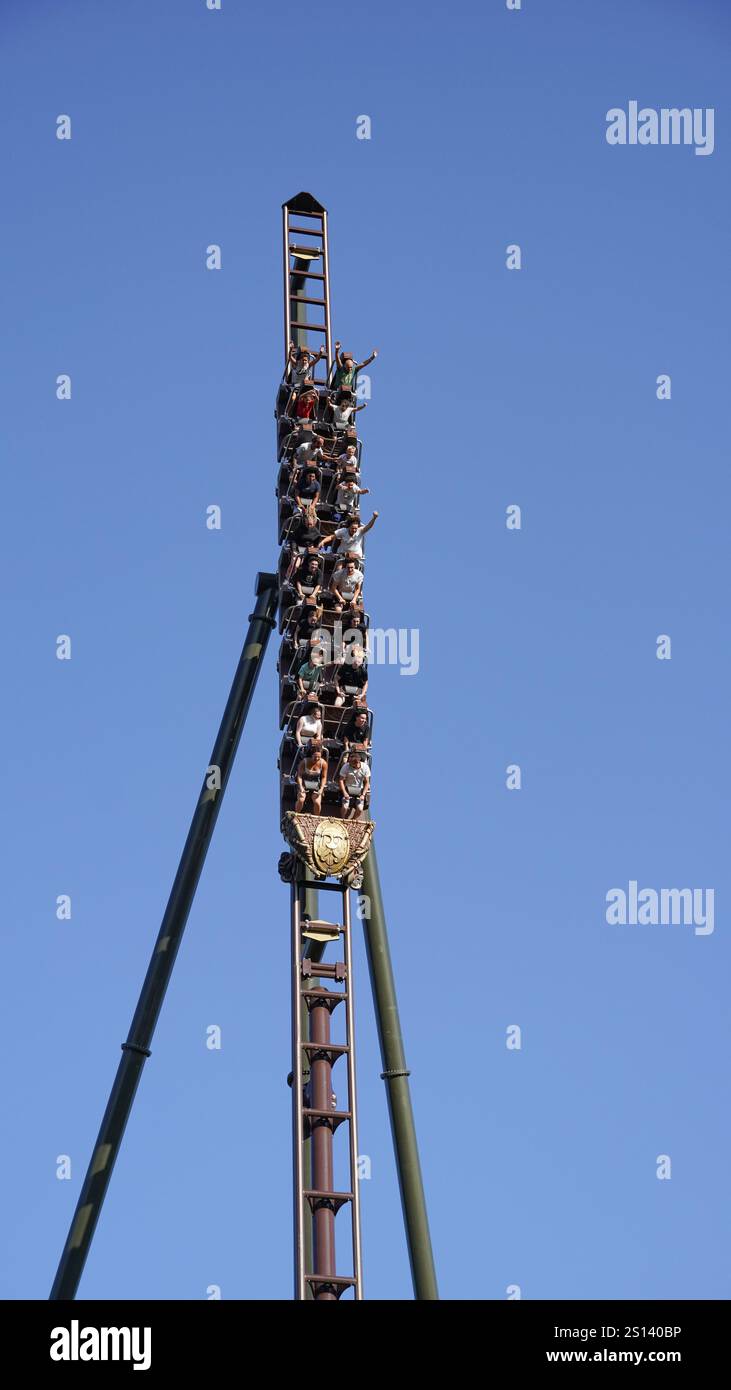 Junge Menschen haben Spaß mit dem vertikalen Fall auf der intensiven Achterbahn „Toutatis“ des Herstellers „Intamin“ im Thema „Asterix“ Stockfoto