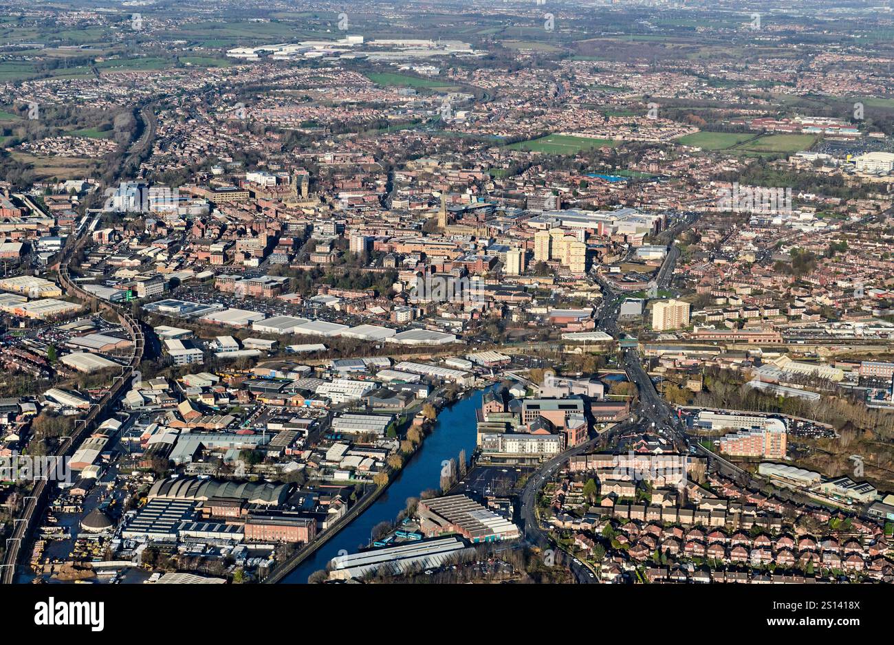 Eine Luftaufnahme der Stadt Wakefield aus dem Süden, West Yorkshire, Nordengland, Vereinigtes Königreich, river Calder im Vordergrund Stockfoto