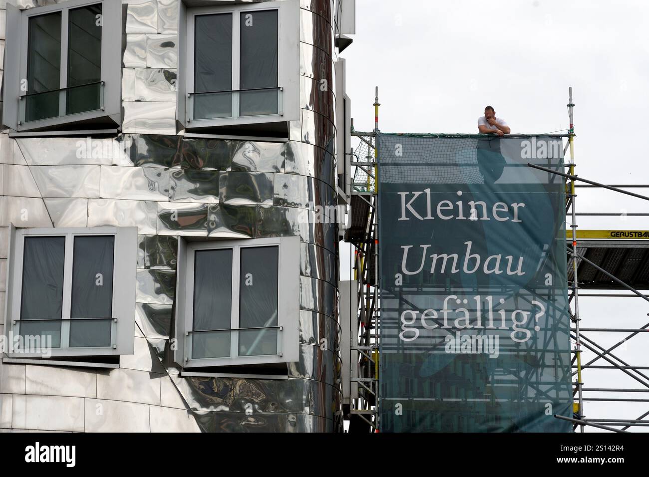 Lust auf eine kleine Verjüngung? Plakat auf Gerüsten neben einer abgerissenen Fassade, Deutschland, Nordrhein-Westfalen, Niederrhein, Düsseldorf Stockfoto