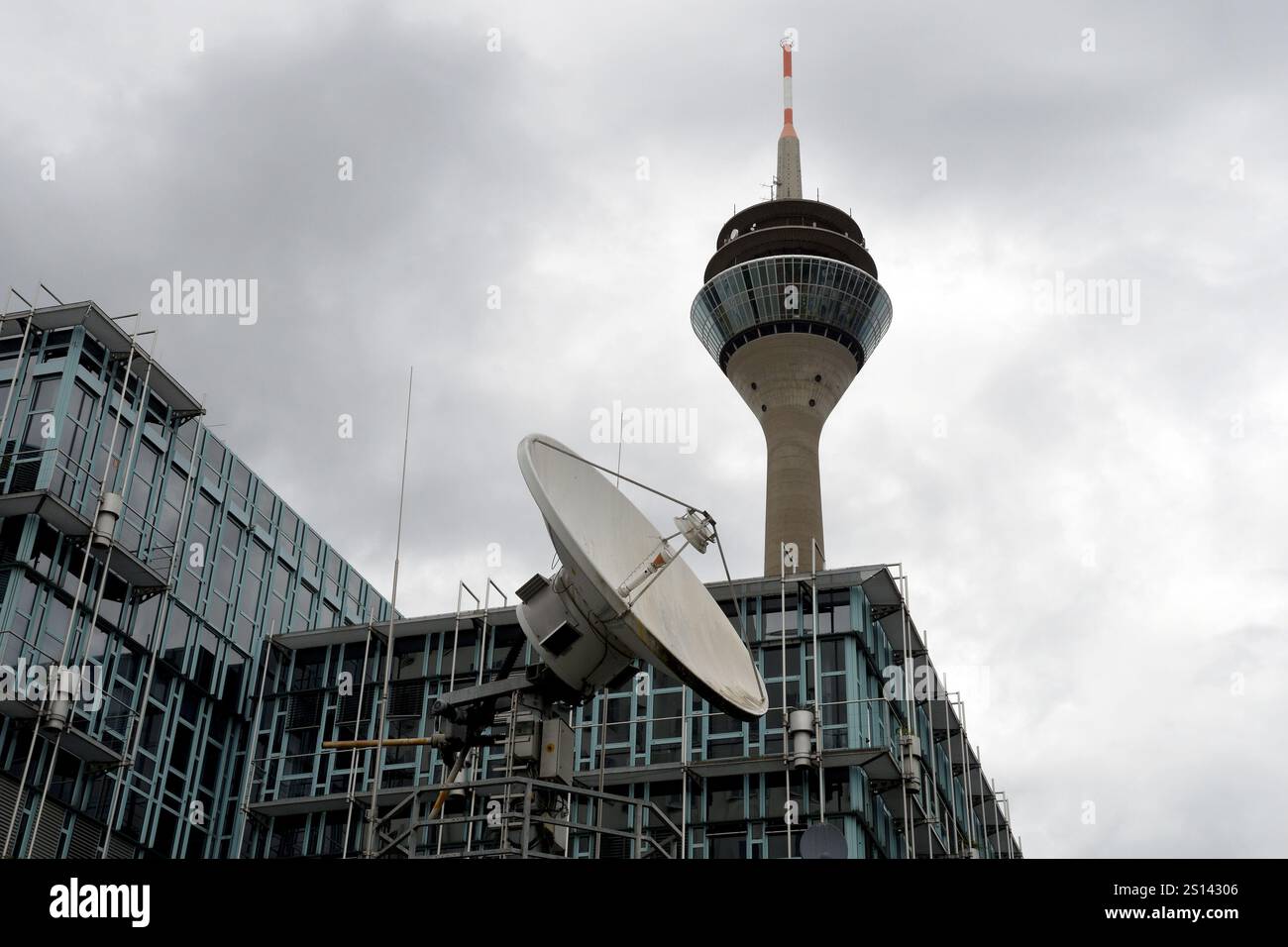 Fernsehturm, Sendeanstalt und Mikrowellen-Relaisschüssel, Deutschland, Nordrhein-Westfalen, Niederrhein, Düsseldorf Stockfoto