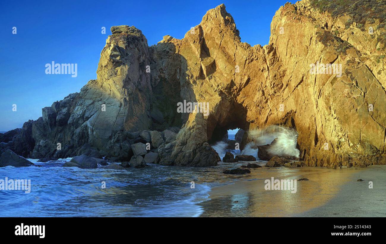 Big Sur, Pfeiffer Beach, Strand und Klippen, USA, Kalifornien, Monterey Stockfoto