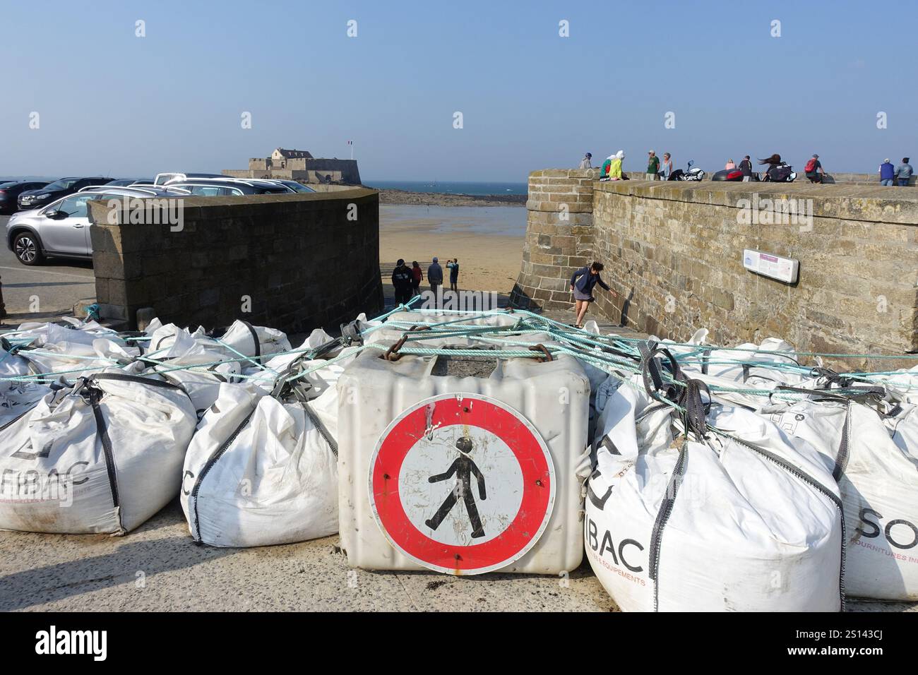 Der Zugang zum Strand ist mit Sandsäcken blockiert, grande maree, Fort National im Hintergrund, Frankreich, Bretagne, Departement Cotes-d’Armor, Saint-Malo Stockfoto