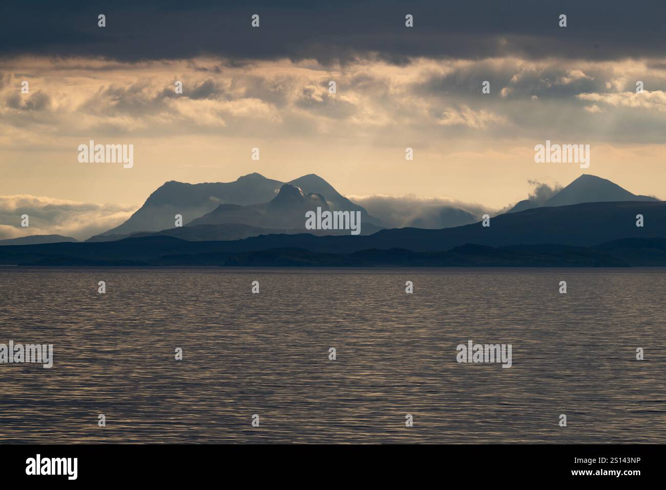 Sonnenaufgang über den Assynt Bergen - von der CalMac Fähre auf der Überquerung der Minch, NW Schottland Stockfoto