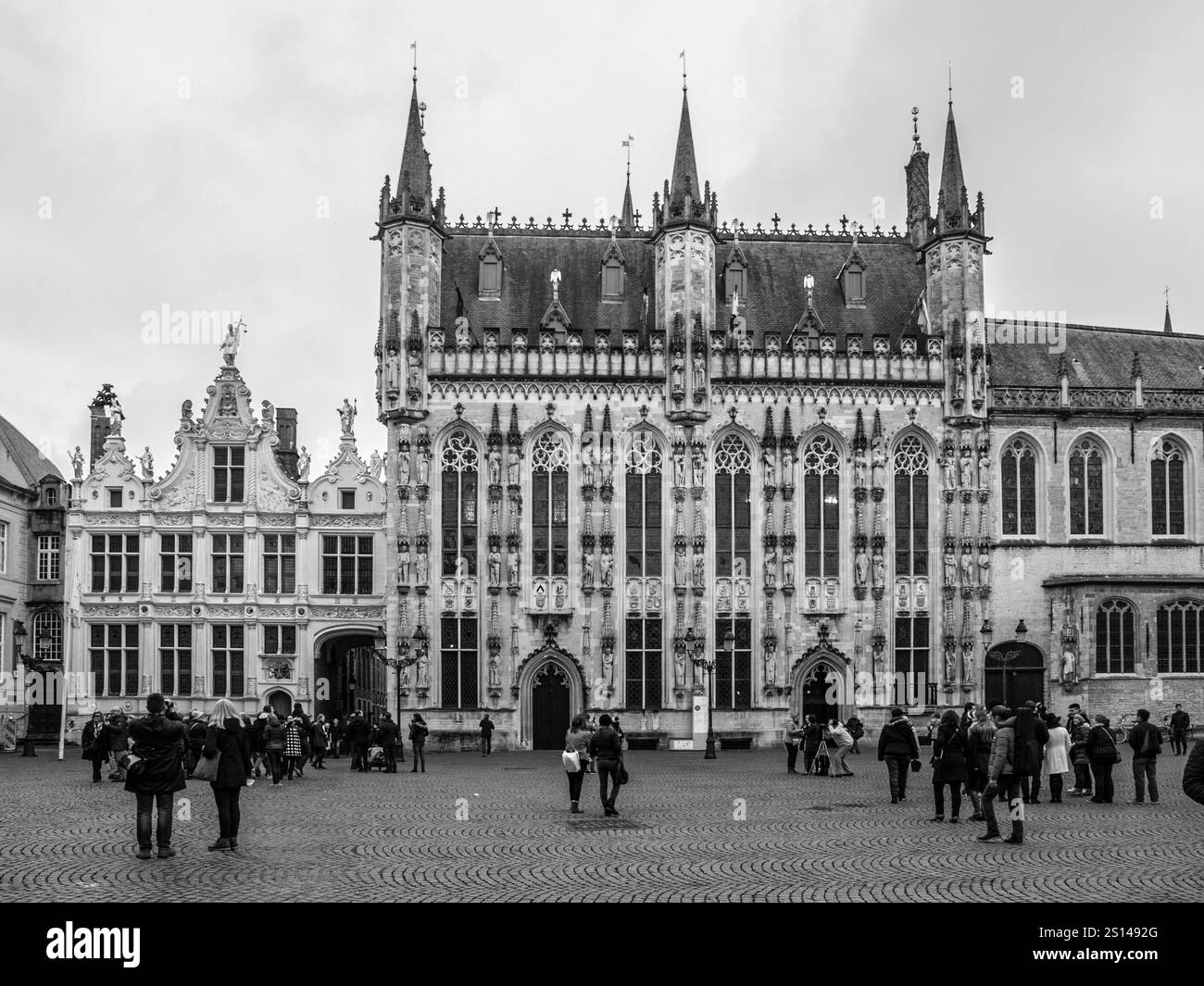 Burgplatz mit Rathaus in Brügge, Belgien. Schwarzweißbild. Stockfoto