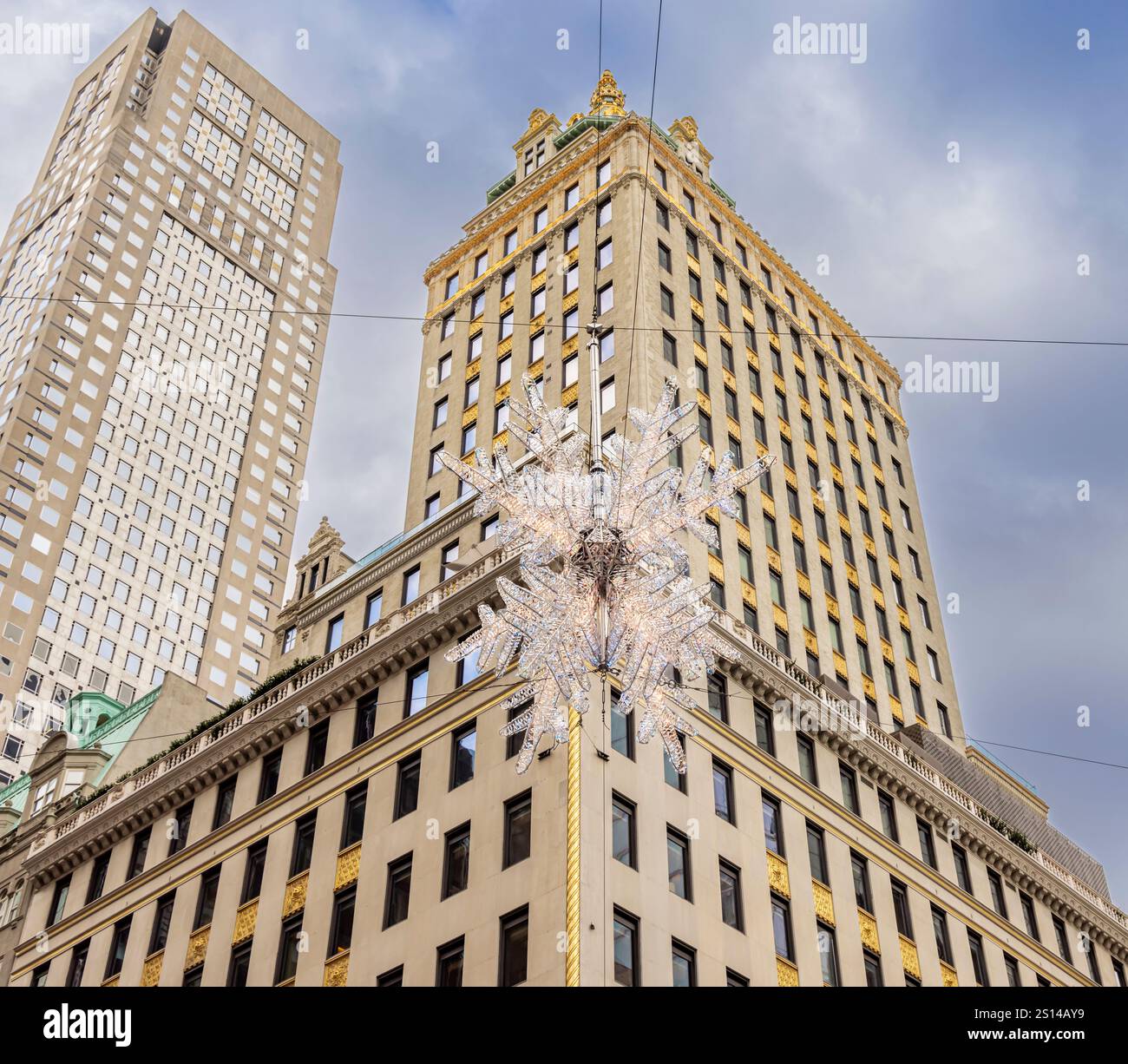 Detailbild der Schneeflocke, die über der Kreuzung von 57th und Fifth Avenue in new york hängt Stockfoto