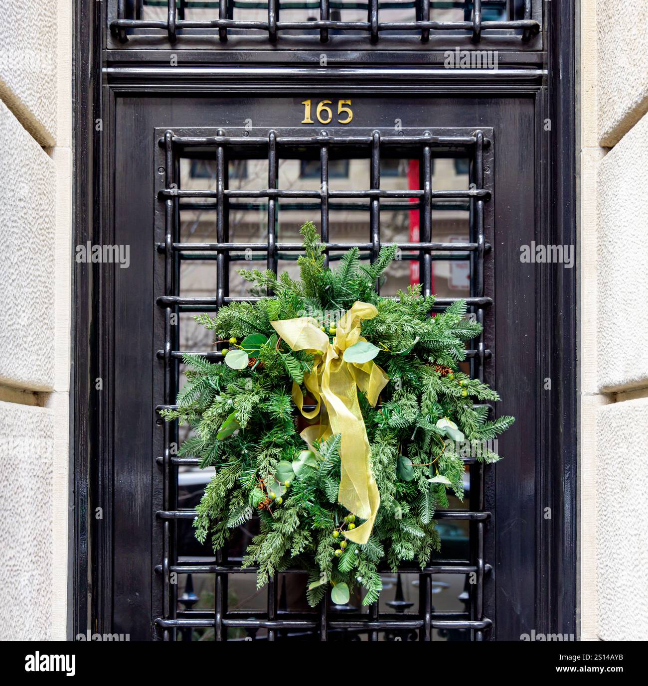 Nahaufnahme einer schwarzen Tür, die zu weihnachten auf der oberen Ostseite von manhattan dekoriert ist Stockfoto