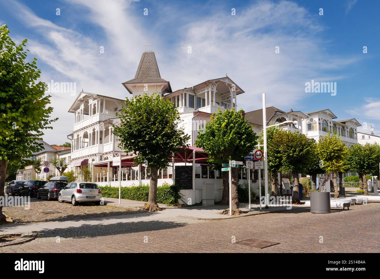 Straßenszene mit weißen Villen im Spa-Stil an der Wilhelmstraße in Sellin auf der Insel Rügen, Mecklenburg-Vorpommern, Deutschland Stockfoto