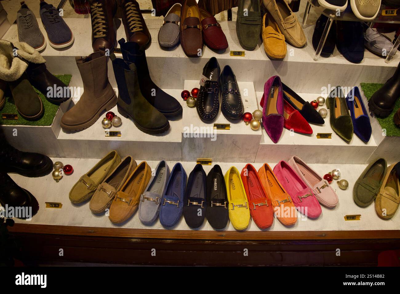 Venedig, Italien. Dezember 2024. Damenschuhe in der Vitrine einer Boutique. Stockfoto