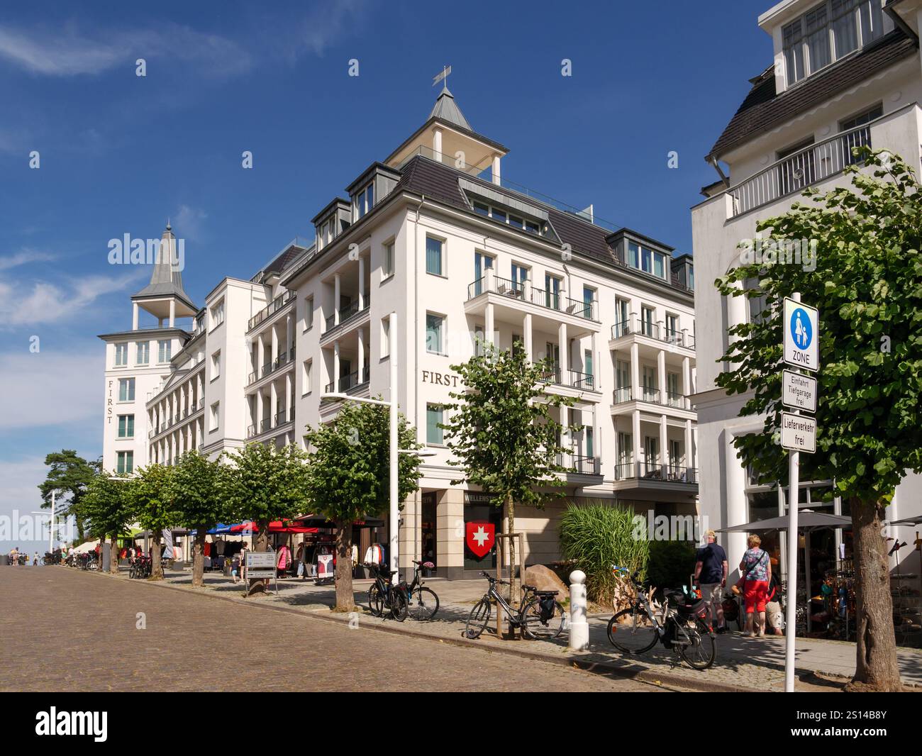 Straßenszene mit weißen Gebäuden im Spa-Stil mit Geschäften und Hotels in der Wilhelmstraße in Sellin auf der Insel Rügen, Mecklenburg-Vorpommern, Stockfoto