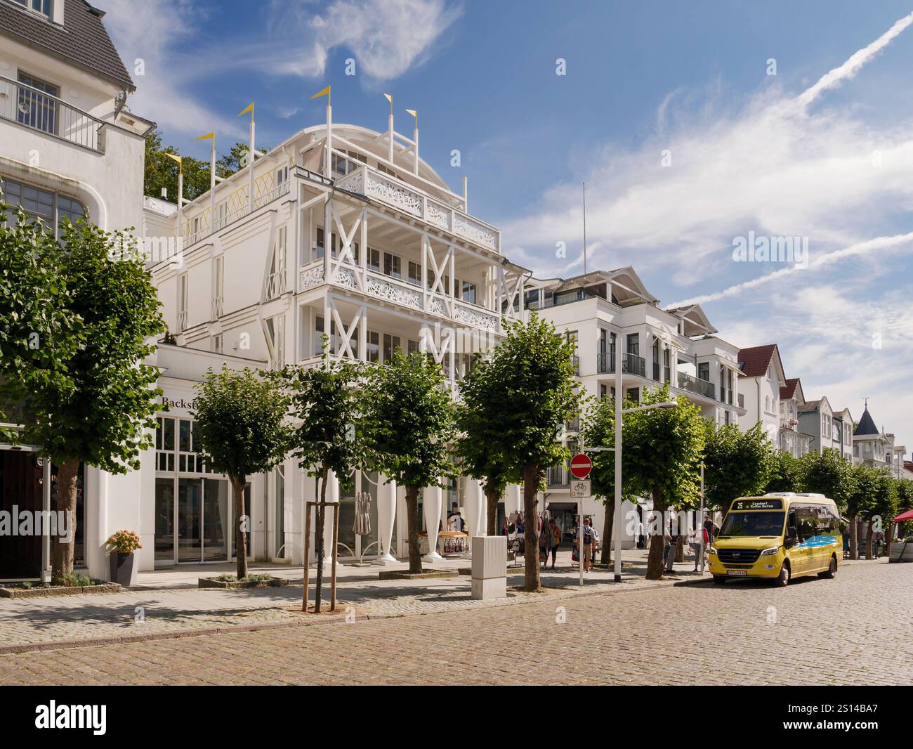 Straßenszene mit weißen Villen im Spa-Stil an der Wilhelmstraße in Sellin auf der Insel Rügen, Mecklenburg-Vorpommern, Deutschland Stockfoto