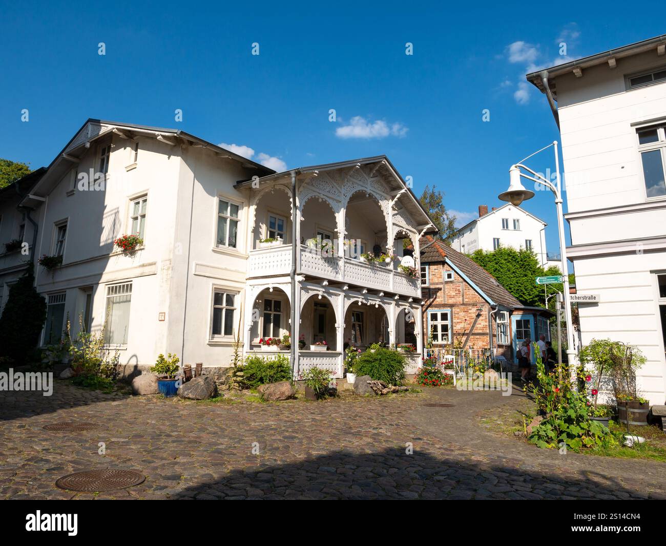 Straßenszene der Altstadt mit historischen weißen Häusern entlang der Marktstraße, Sassnitz, Insel Rügen, Mecklenburg-Vorpommern, Deutschland Stockfoto