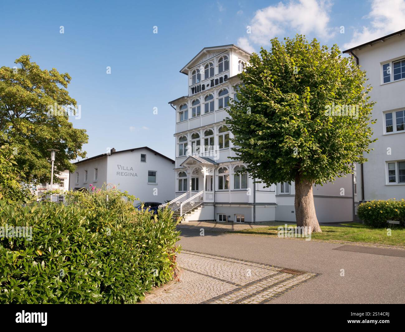 Straßenszene der Altstadt mit historischen weißen Villen Anna und Regina in Sassnitz, Insel Rügen, Mecklenburg-Vorpommern, Deutschland Stockfoto