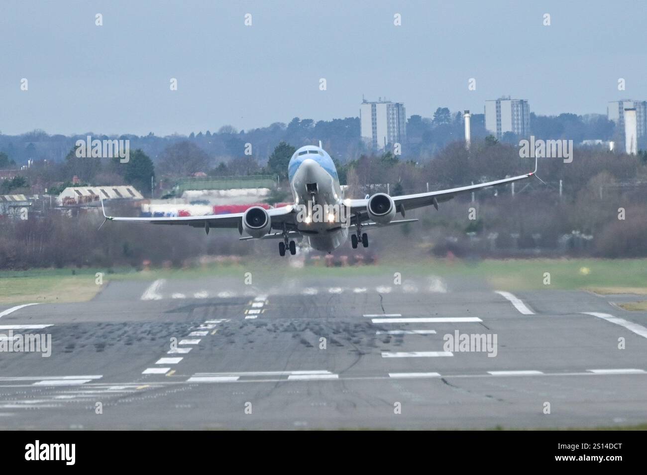 Flughafen Birmingham 31. Dezember 2024 - Piloten kämpfen um Landung und Start in starkem Sturmwind von 45 km/h am Flughafen Birmingham am Silvesterabend. Quelle: British News und Media/Alamy Live News Stockfoto