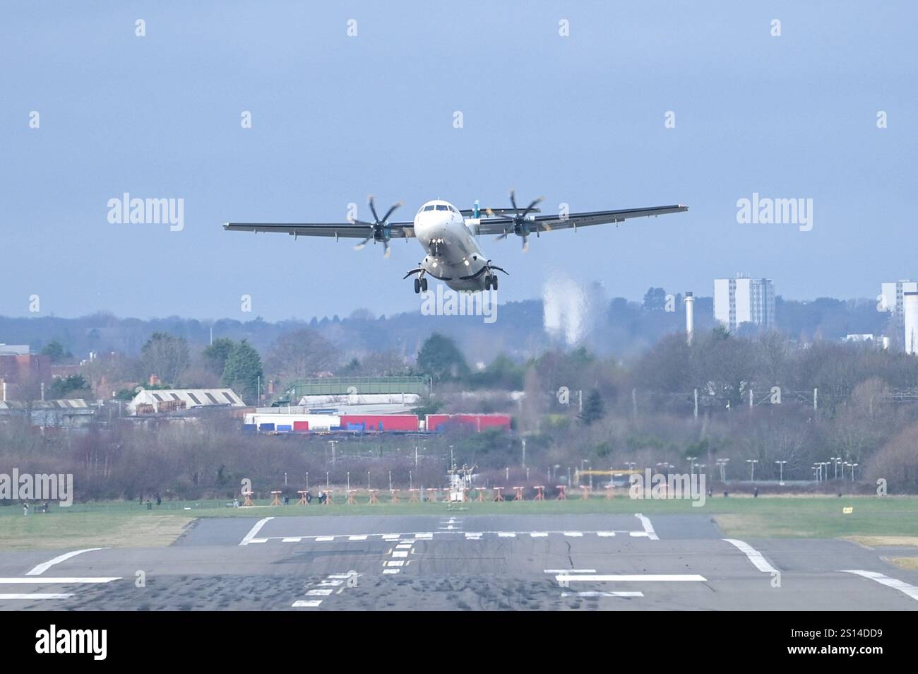 Flughafen Birmingham 31. Dezember 2024 - Piloten kämpfen um Landung und Start in starkem Sturmwind von 45 km/h am Flughafen Birmingham am Silvesterabend. Quelle: British News und Media/Alamy Live News Stockfoto
