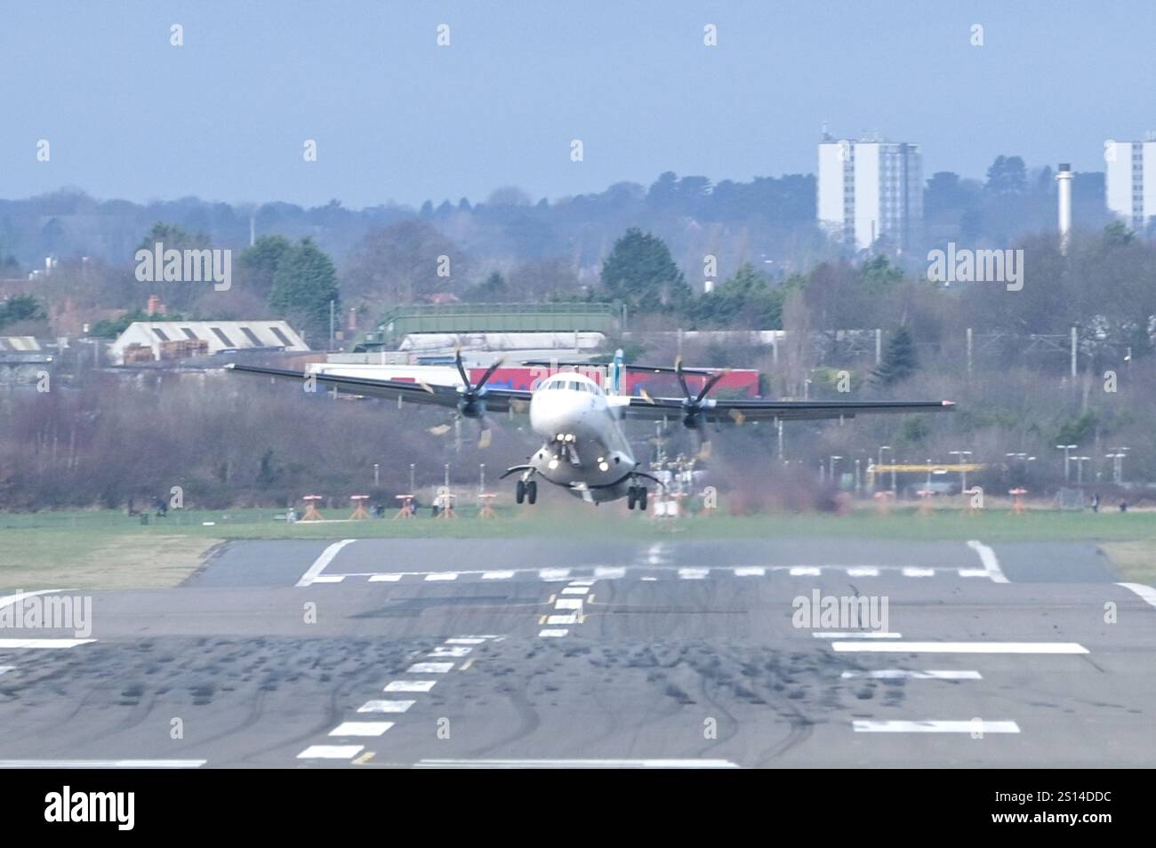 Flughafen Birmingham 31. Dezember 2024 - Piloten kämpfen um Landung und Start in starkem Sturmwind von 45 km/h am Flughafen Birmingham am Silvesterabend. Quelle: British News und Media/Alamy Live News Stockfoto