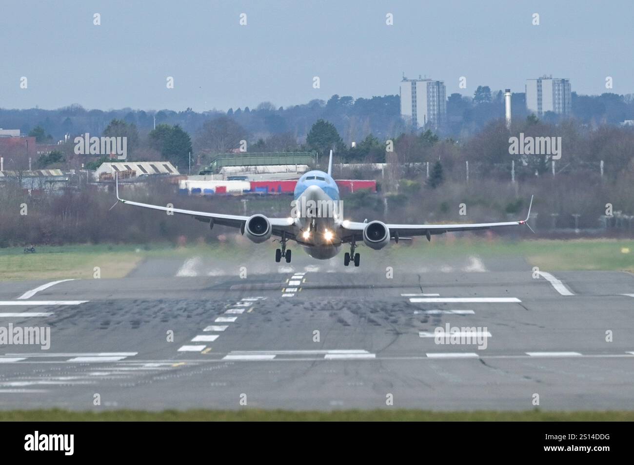 Flughafen Birmingham 31. Dezember 2024 - Piloten kämpfen um Landung und Start in starkem Sturmwind von 45 km/h am Flughafen Birmingham am Silvesterabend. Quelle: British News und Media/Alamy Live News Stockfoto