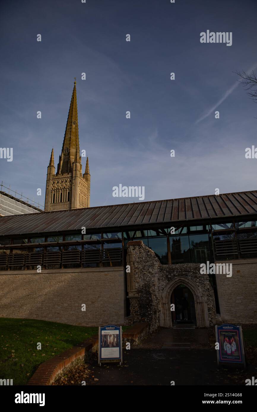 Die Kathedrale von Norwich befindet sich hinter dem Haupteingang Stockfoto
