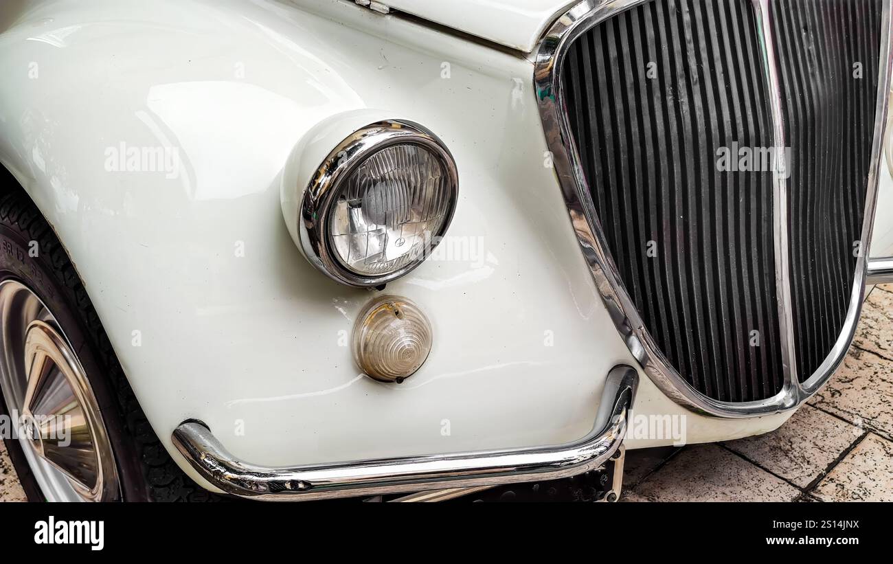 Oldtimer-Nahaufnahme mit Scheinwerfer und Kühlergrill Stockfoto