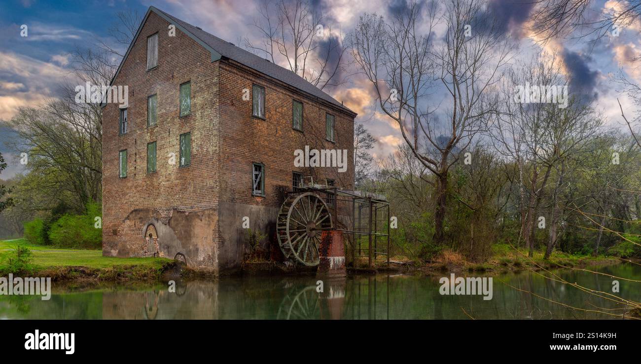 Die Old Brick Mill in Lindale, Georgia, USA, ist eine seltene, noch erhaltene Ziegelsteinmühle aus der Zeit vor dem Bürgerkrieg, die um die 1830er Jahre erbaut wurde Es ist auch bekannt als Jones Stockfoto Die Old Brick Mill in Lindale, Georgia, USA, ist eine seltene, noch erhaltene Ziegelsteinmühle aus der Zeit vor dem Bürgerkrieg, die um die 1830er Jahre erbaut wurde Es ist auch bekannt als Jones Stockfoto