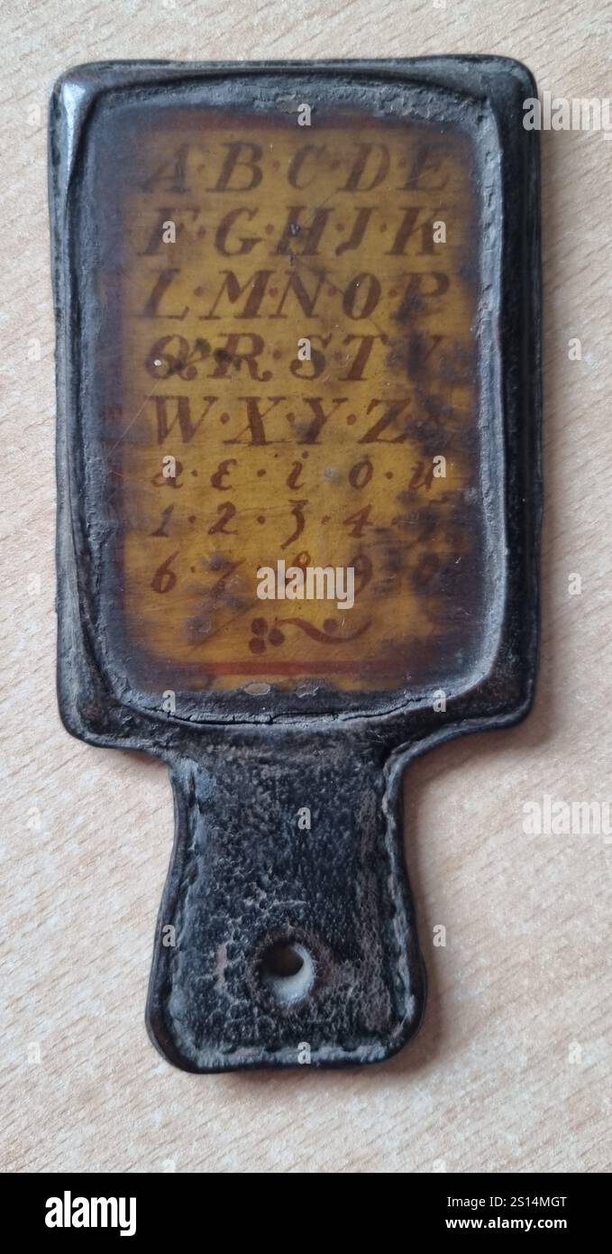 Nachbildung des Hornbuches zum Lehren des Alphabets, herausgegeben mit Tuers Geschichte des Hornbuches 1896 Stockfoto
