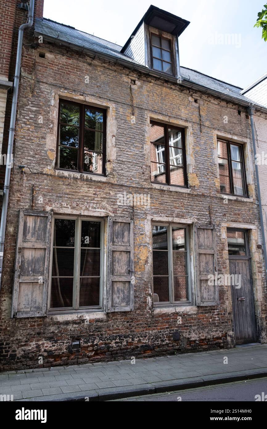 Altes, malloses, schäbiges und baufälliges Haus in der Schapenstraat-Straße in der belgischen Stadt Leuven Stockfoto