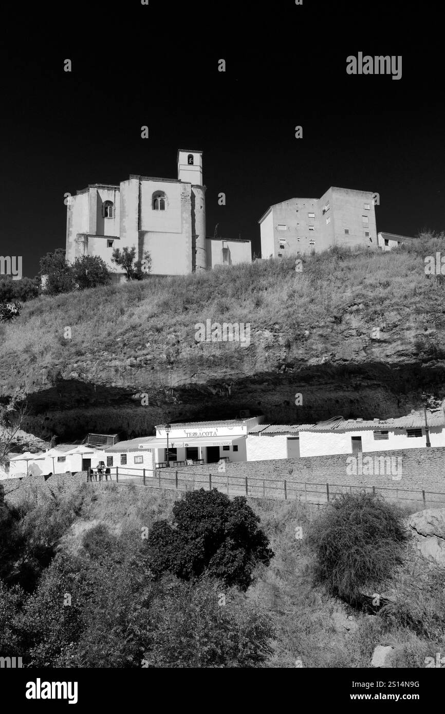 Blick auf die Burg und den Fluss Trejo, Setenil de las Bodegas, Provinz Cadiz, Spanien. Stockfoto