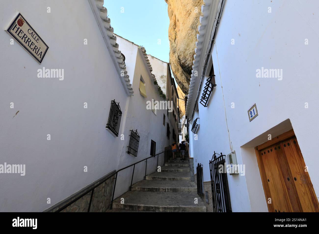 Häuser in den Felsen in der Straße Calle herreria, Stadt Setenil de las Bodegas, Provinz Cadiz, Spanien. Stockfoto