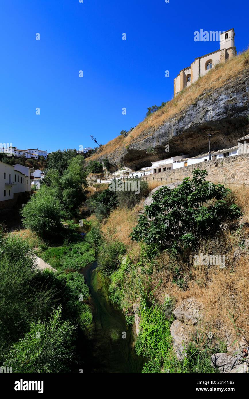 Blick auf die Burg und den Fluss Trejo, Setenil de las Bodegas, Provinz Cadiz, Spanien. Stockfoto