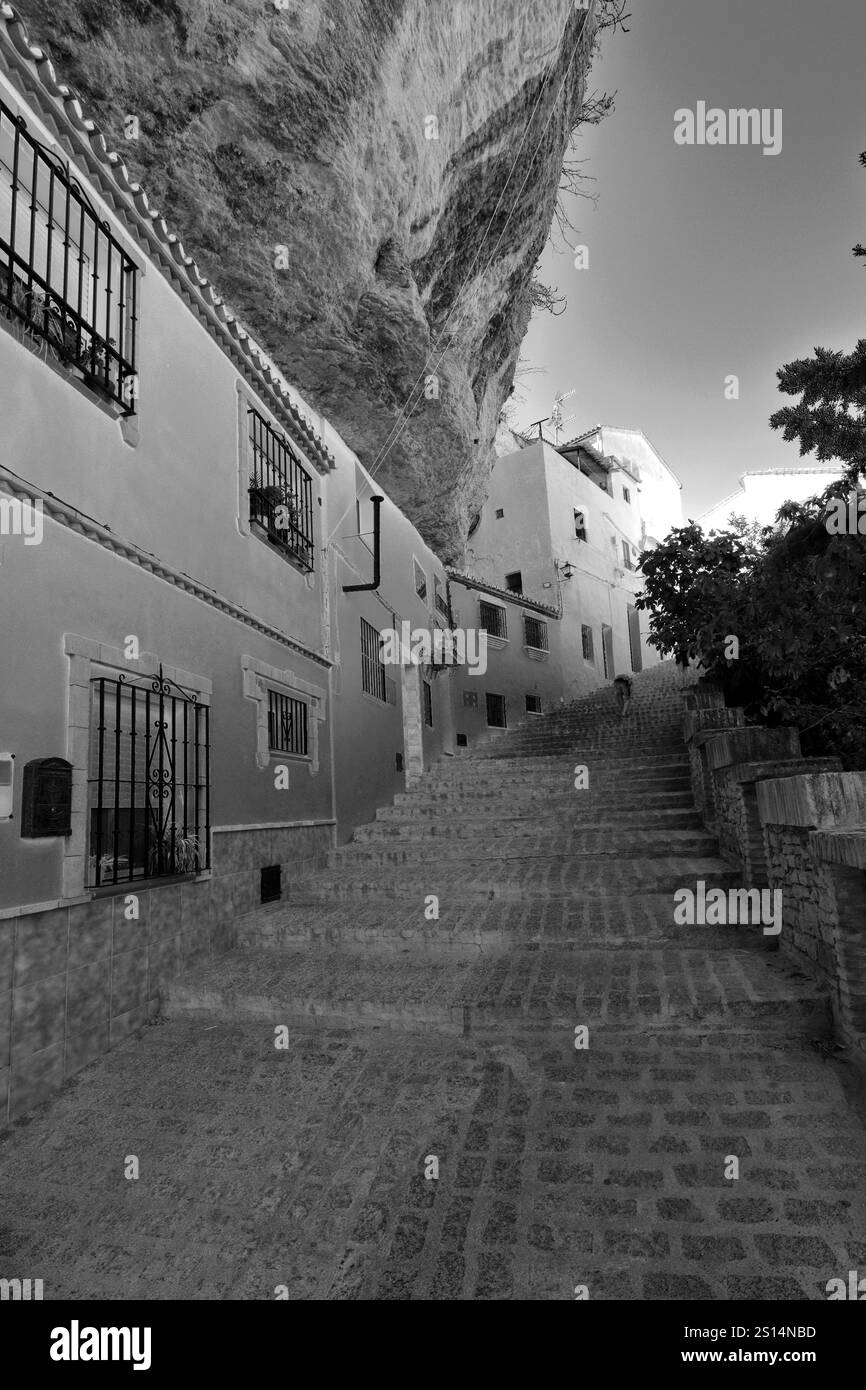 Blick auf in die Felsen gebaute Häuser in der Calle Cjón Straße, Setenil de las Bodegas, Provinz Cadiz, Spanien. Stockfoto