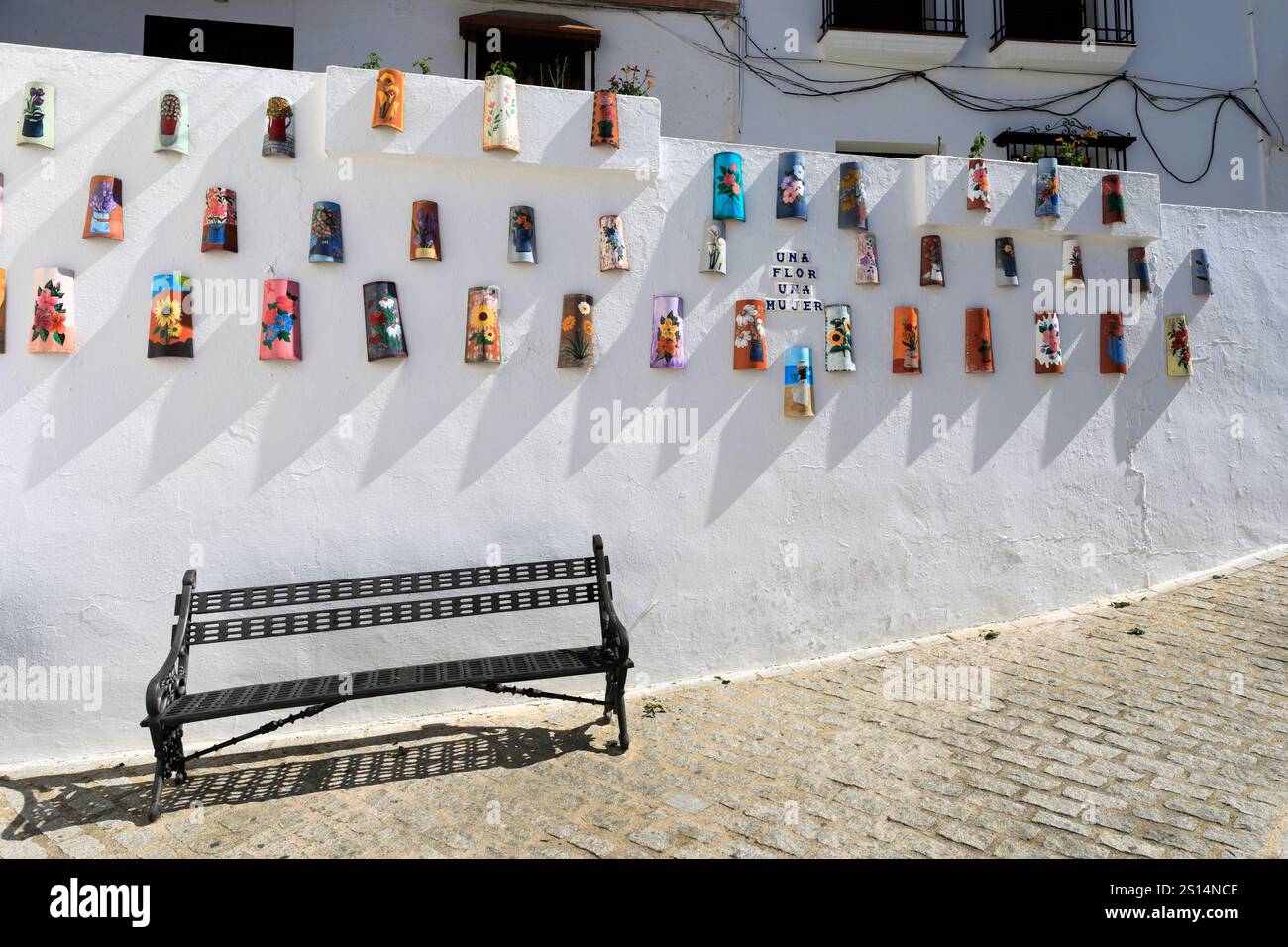 Dekorative Blumentöpfe in der Cabrerizas Straße, Setenil de las Bodegas, Provinz Cadiz, Spanien. Stockfoto