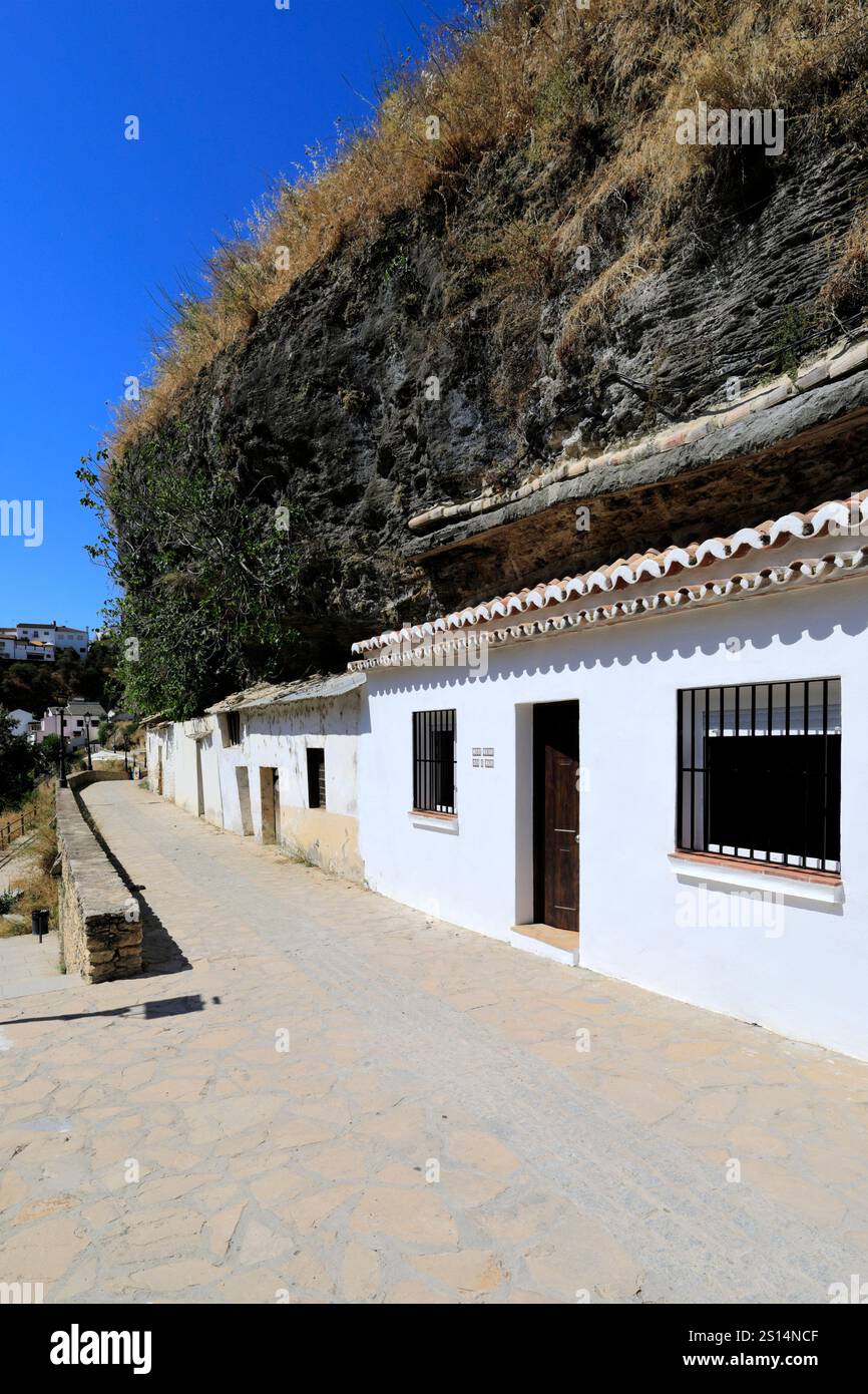 Das Höhlenhaus der Sonne und des Mondes, Setenil de las Bodegas, Provinz Cadiz, Spanien. Stockfoto