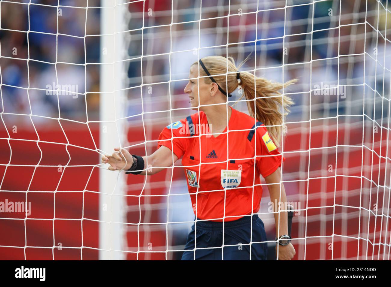 WINNIPEG, KANADA - 12. JUNI: Die Schiedsrichterin Yolanda Parga überprüft das Torsaldo vor der zweiten Hälfte eines Gruppenspiels der FIFA Frauen-Weltmeisterschaft Gruppe D zwischen Australien und Nigeria am 12. Juni 2015 im Winnipeg Stadium in Winnipeg, Kanada. Nur redaktionelle Verwendung. Kommerzielle Nutzung verboten. (Foto: Jonathan Paul Larsen / Diadem Images) Stockfoto